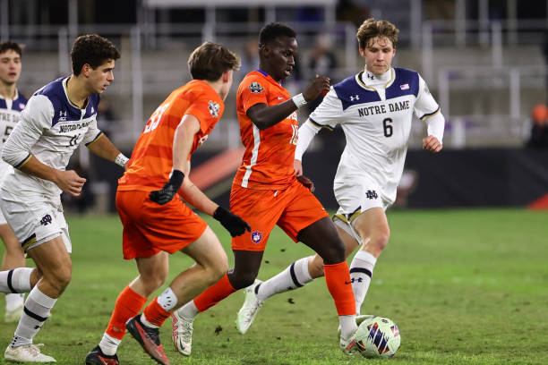 虽然两队依 虽然两队依